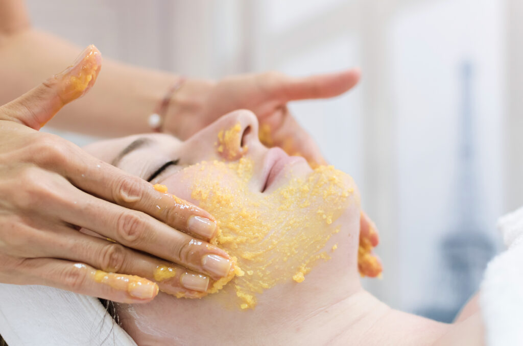 scrub peeling massage